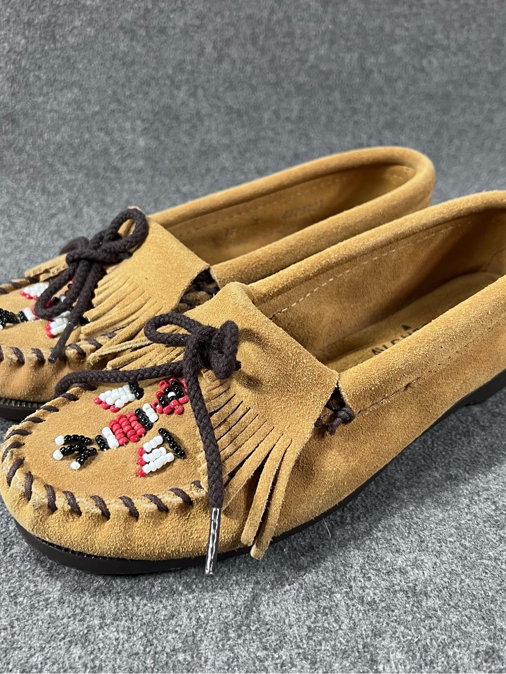 Minnetonka Thunderbird Beaded Hard Sole Moccasin Loafer Tan Leather Womens Sz 7